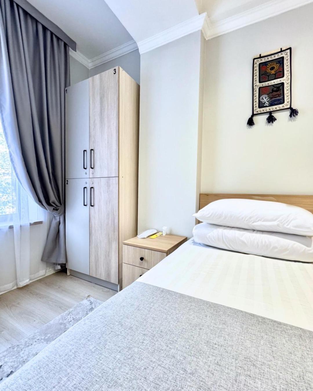Compass Hostel Bishkek Esterno foto