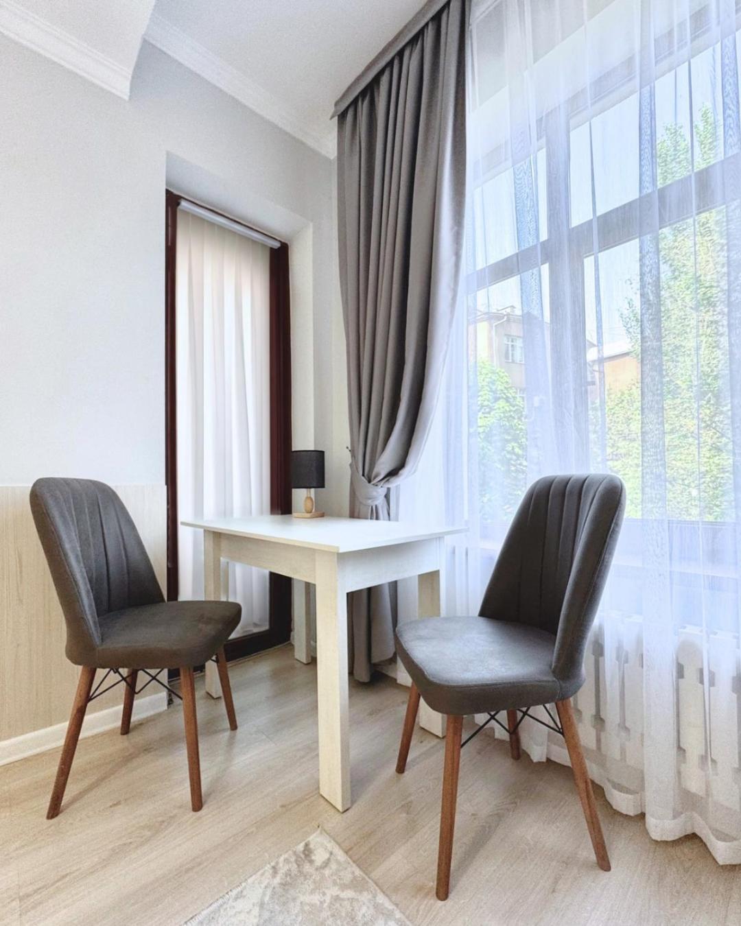 Compass Hostel Bishkek Esterno foto