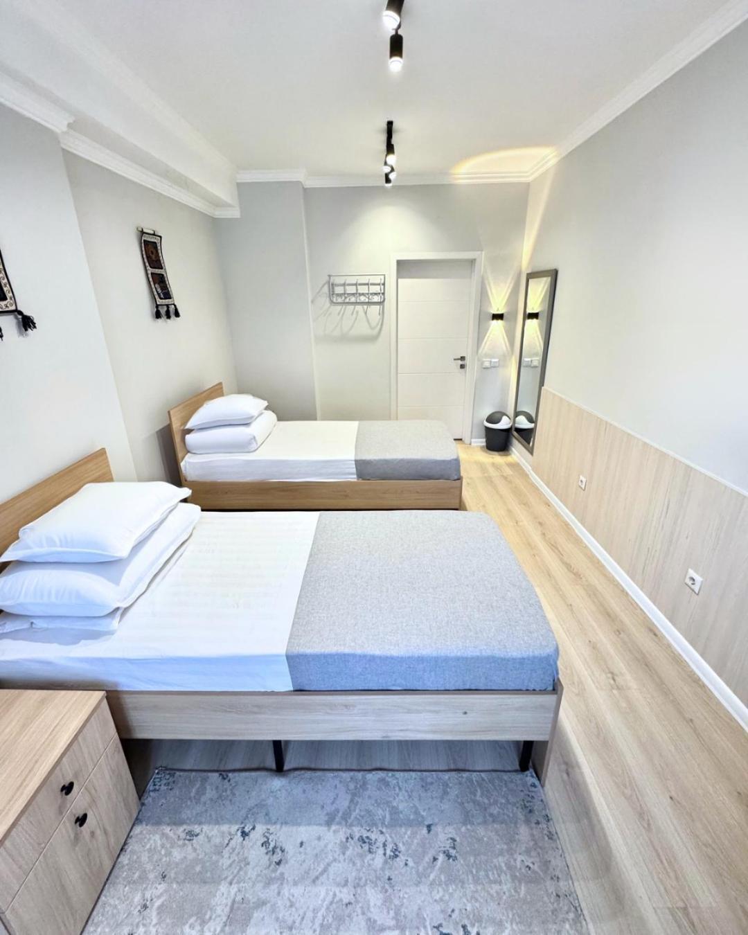 Compass Hostel Bishkek Esterno foto