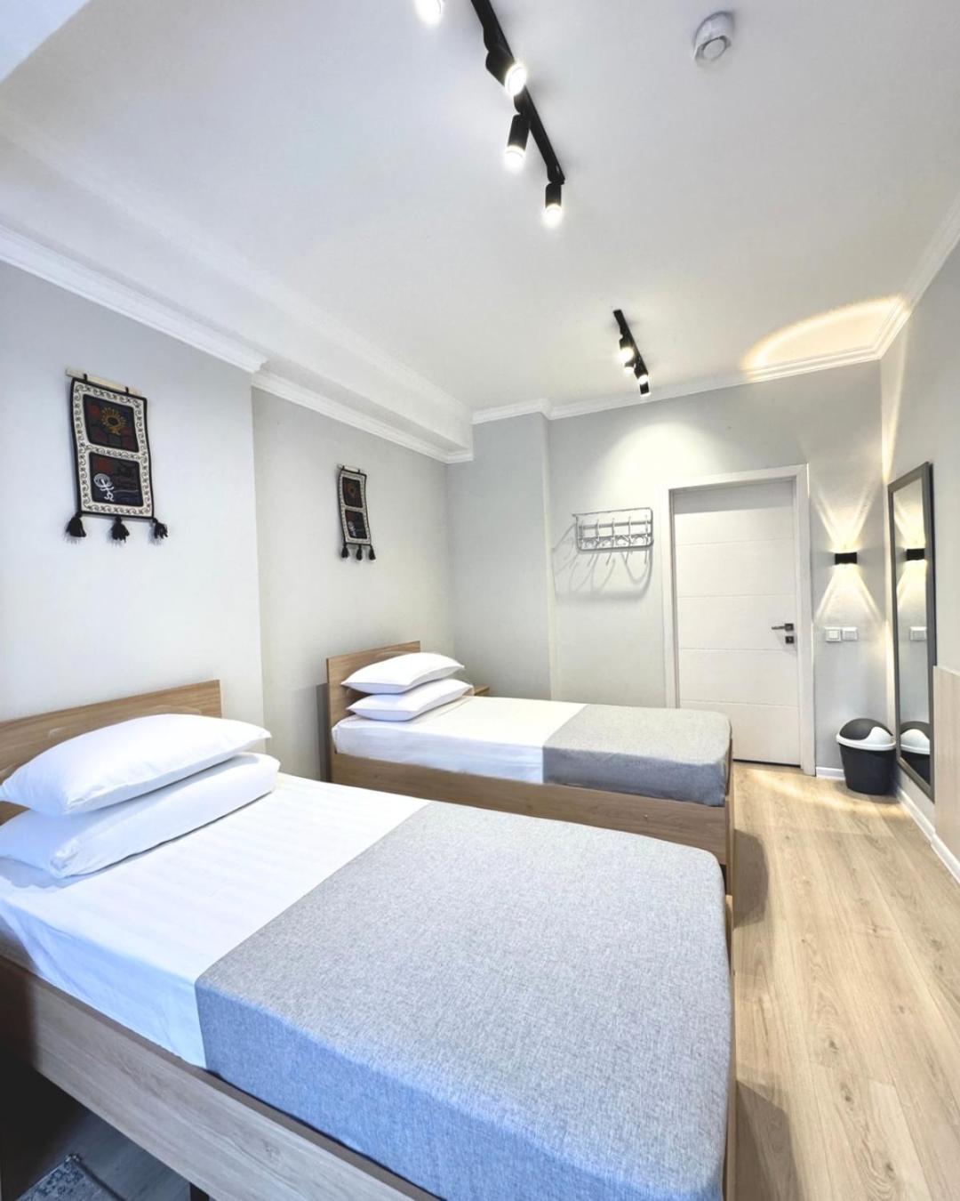 Compass Hostel Bishkek Esterno foto