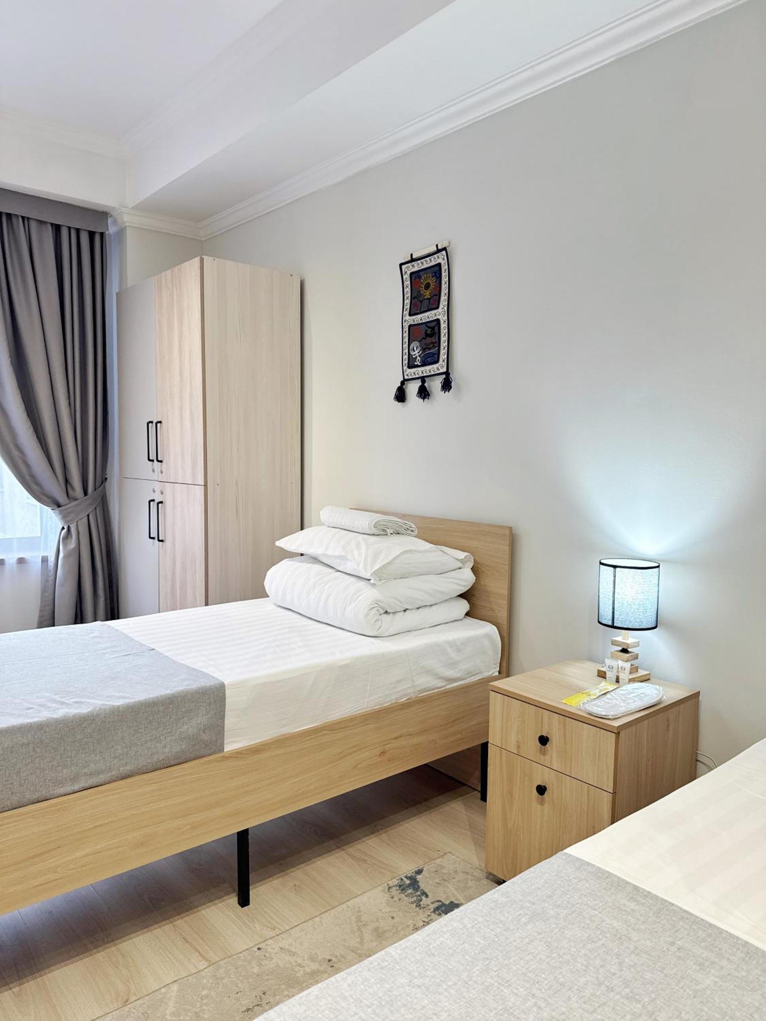 Compass Hostel Bishkek Esterno foto