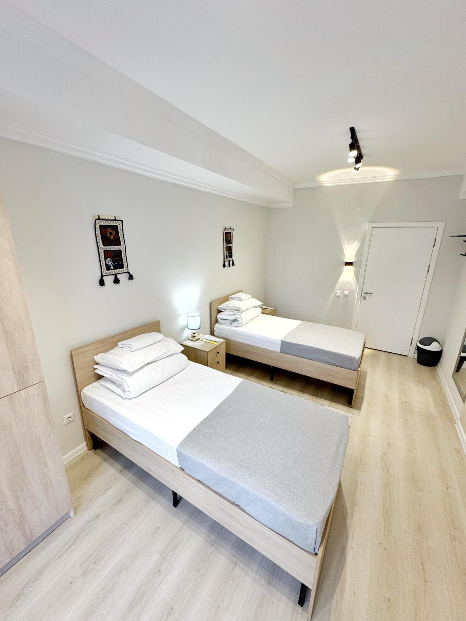 Compass Hostel Bishkek Esterno foto