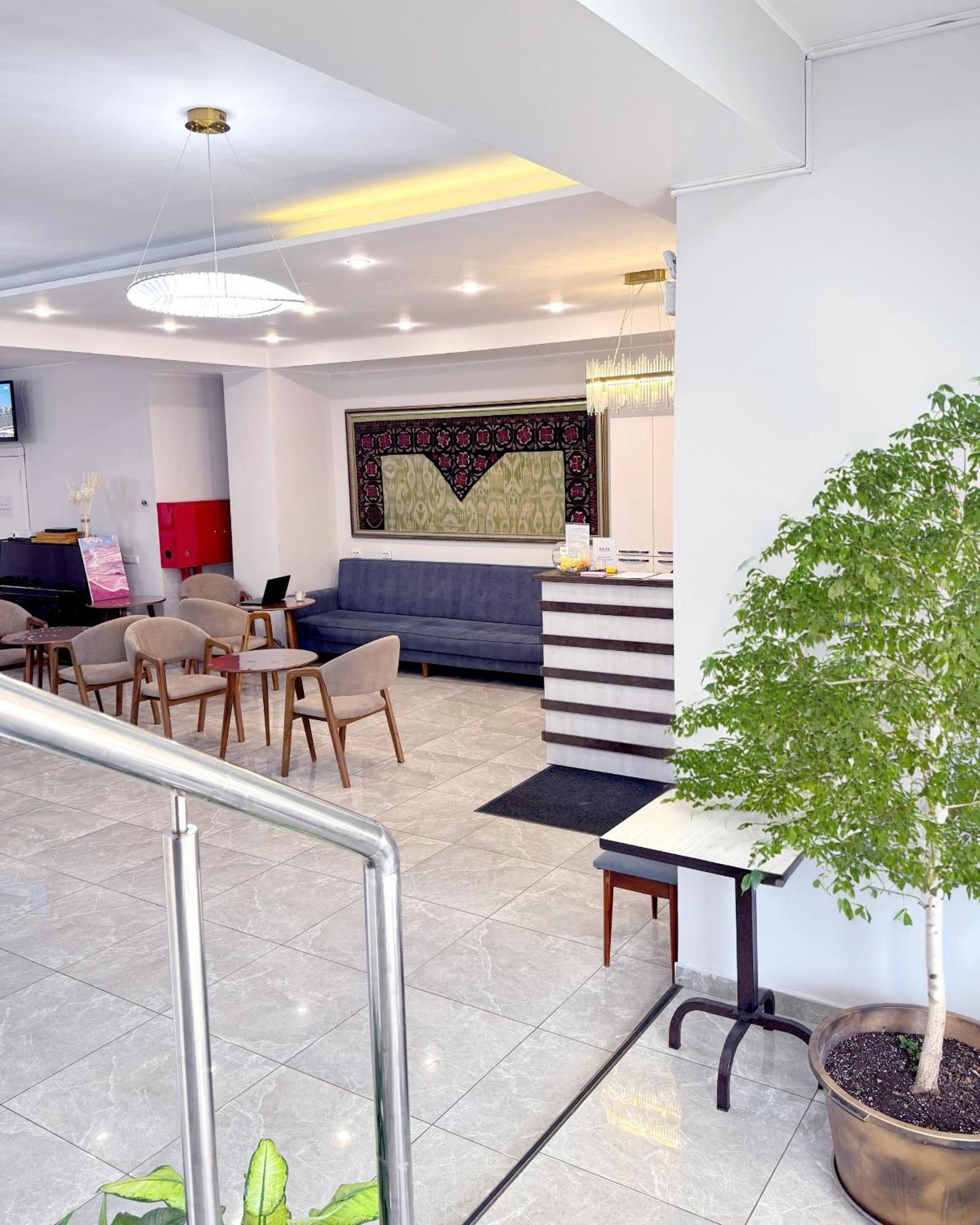 Compass Hostel Bishkek Esterno foto